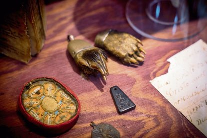 Amulets de diverses èpoques (s. XVI-XIX) exposats a l'Ecomuseu Valls d'Àneu.