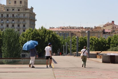 Una passarel·la a Lleida en plena onada de calor.