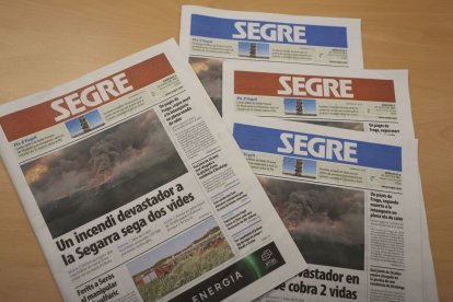 Vista de la portada ayer de SEGRE, en sus ediciones de catalán y castellano. - AMADO FORROLLA