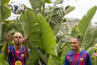 Lamine Yamal i Raphinha, al vídeo amb la nova samarreta. - FC BARCELONA