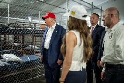 Donald Trump, al nou centre de detenció d’immigrants anomenat Alligator Alcatraz. - CASA BLANCA