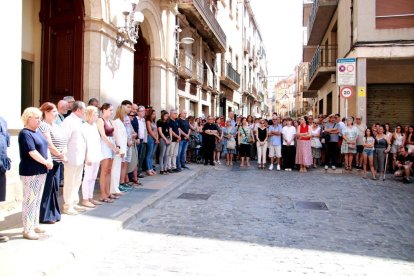 Minut de silenci per la mort d’un nen a Valls. - MAR ROVIRA / ACN