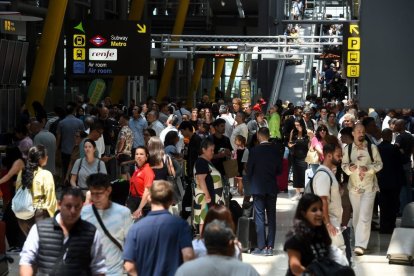 Pasajeros afectados por las colas en el aeropuerto de Barajas. - GUSTAVO VALIENTE / EUROPA PRESS