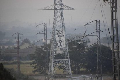 Imagen de la pancarta que apareció ayer en una torre de Rufea. - PLATAFORMA LLEIDA CONTRA LA MAT