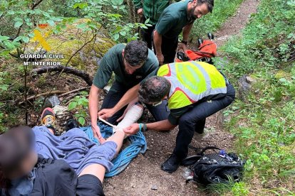 Un dels senderistes rescatats dimarts per la Guàrdia Civil al Pirineu oscenc. - GUÀRDIA CIVIL