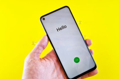 Una persona respondiendo al teléfono.