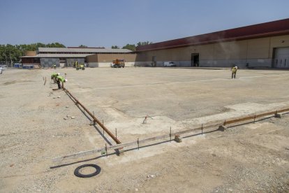 Un grupo de operarios está ultimando las obras para construir los cimientos del pabellón. - JORDI ECHEVARRIA