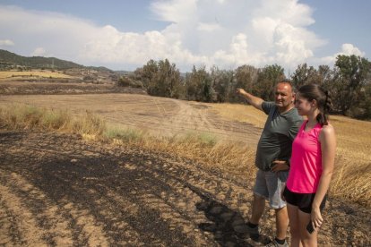 Josep Sangrà i la seua filla, ahir a Ribelles mostrant el que va arrasar l’incendi de Sanaüja. - LAIA PEDRÓS