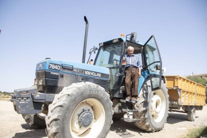 Josep Mas puja al tractor amb una agilitat admirable. - C.MARSIÑACH