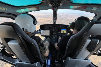 Agents rurals delimitan el perímetro del incendio de Torrefeta i Florejacs desde un helicóptero