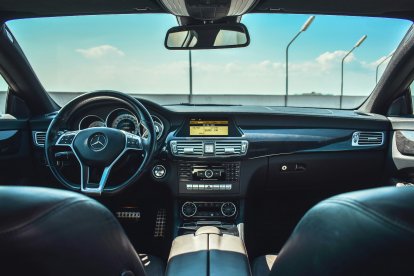 El interior de un coche.