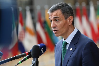 El presidente del gobierno español, Pedro Sánchez, atiende a los medios de comunicación en Bruselas.