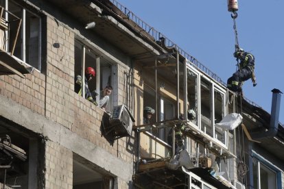 Rescatistes ucraïnesos treballen en un edifici atacat a Kíiv. - EFE/EPA/SERGEY DOLZHENKO