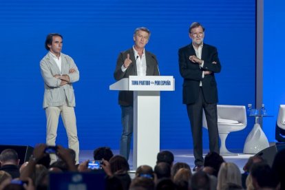 Alberto Núñez Feijóo, entre els expresidents José María Aznar i Mariano Rajoy. - ALBERTO ORTEGA / EUROPA PRESS