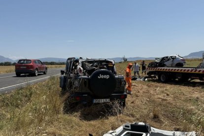 Els dos vehicles accidentats ahir en una col·lisió a la C-1412b. - MARTA LLUVICH/ACN