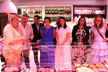 Los consellers Miquel Sàmper y Alícia Romero con. entre otros, la propietaria del establecimiento Los Extremeños, María José Sánchez