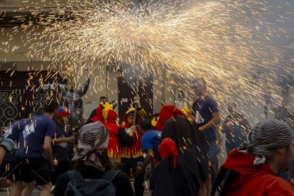 El correfoc infantil del festival va ser una de les activitats més animades de la tarda. - GERARD HOYAS