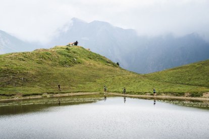 Varios corredores en plena acción por las montañas de la Val d’Aran. - UTMB IBERIA