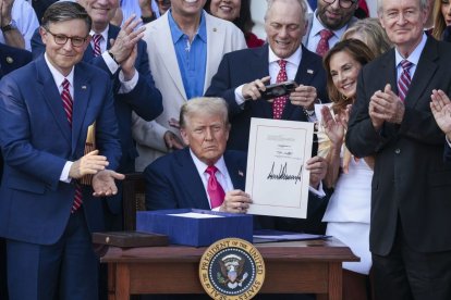 Trump tras firmar su “gran y hermoso proyecto de ley”. - EFE