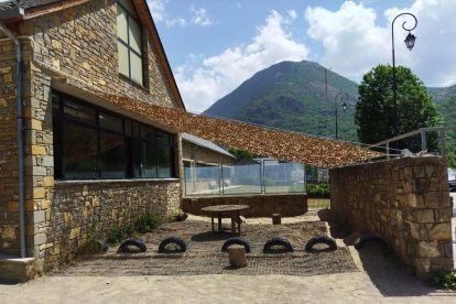 El parasol se ha instalado en la zona del arenero del colegio. - AYUNTAMIENTO DE LA VALL DE BOÍ