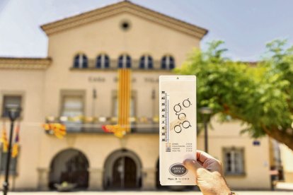 Un termòmetre s’atansa als 40º a la plaça de l’ajuntament de Seròs, al Baix Segre. - JORDI ECHEVARRIA