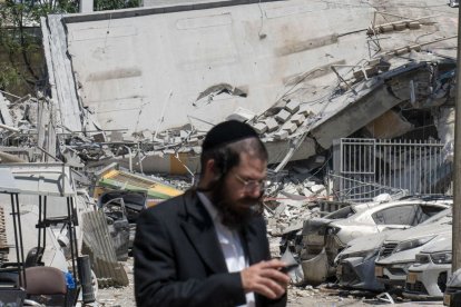 Un judío ultraortodoxo en la ciudad de Bnei Brak. - EFE