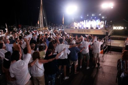 El público ondeó sus pañuelos durante la cantada de la canción ‘El meu avi’. - XAVIER PI (ACN)