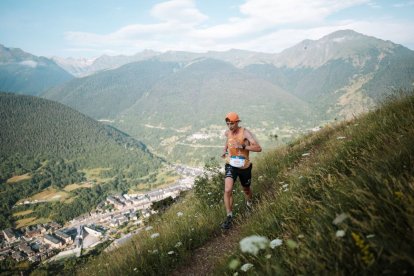 El polonès Dominik Tabor, recorrent part del recorregut de la cursa EXP amb Vielha als peus. - UTMB IBERIA