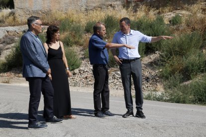 El conseller Ordeig parlant amb els alcaldes de Bovera i la Palma d'Ebre.