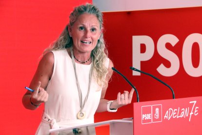 La nova portaveu del PSOE, la lleidatana Montse Mínguez, aquest dilluns a la roda de premsa de Ferraz.