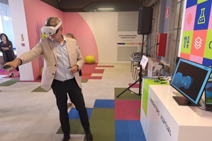 L’alcalde, Fèlix Larrosa, provant un visor de realitat virtual de l’Espai d’Innovació del Comerç. - SCD