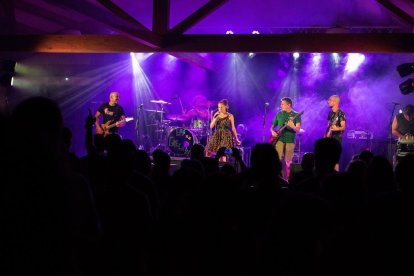 La lluvia obligó a trasladar las actuaciones musicales al local social de Campo. - DOPAMINA PRODUCCIONES