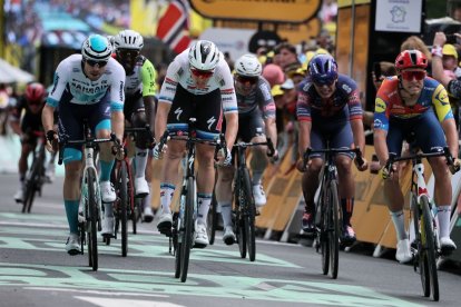 Moment de l’esprint de l’etapa d’ahir, en el qual es va imposar el belga Merlier. - EFE/EPA/CHRISTOPHE PETIT TESSON
