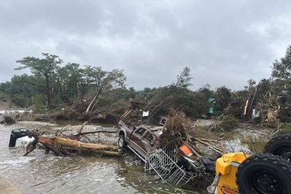 Escombros tras las inundaciones en el área de Kerr. - EFE/ALEJANDRA ARREDONDO