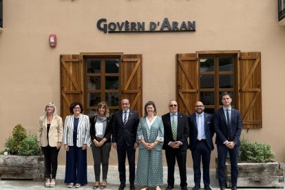 Rull y miembros de la Mesa ayer en una visita a Vielha. - ACN