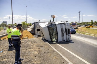 El camió, que transportava farina animal, va bolcar a les 12.29 hores. - JORDI ECHEVARRIA