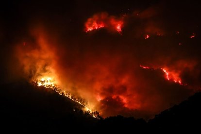 El foc, avivat pel vent durant la nit de dilluns. - ACN