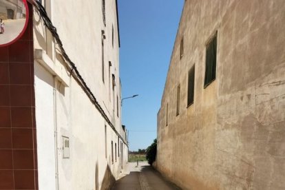 El vial ha passat a ser per a vianants i s’hi han instal·lat pilones. - E. FARNELL