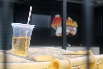 Una beguda en primer terme amb l'entrada de la discoteca al fons.