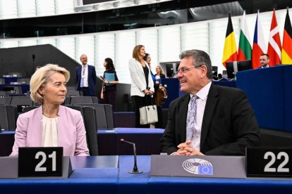 Ursula von der Leyen, ahir, amb el negociador de la UE. - LAURIE DIEFFEMBACQ / PARLAMENT EUROPEU