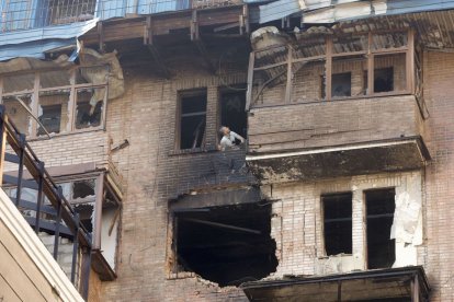 Un edifici destruït a Kíiv pels atacs russos. - EFE/EPA/SERGEY DOLZHENKO