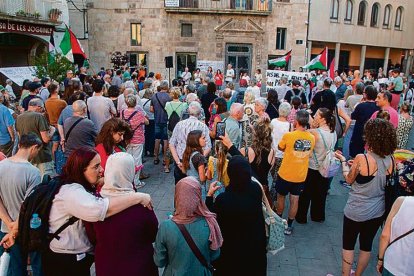 Tàrrega clama por la paz en Gaza ■ Unas 300 personas se concentraron ayer en la plaza Major de Tàrrega para pedir la paz en Gaza bajo el lema L’Urgell i la Segarra cridem: per la pau a Gaza!. Representantes de varias asociaciones leyeron un manifiesto que reclamaba “el respeto a la vida” y lamentaba “los ataques a escuelas, hospitales o zonas en las que reparte comida”. - LAIA PEDRÓS
