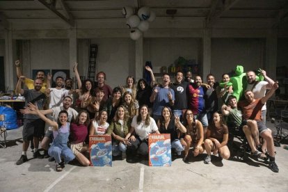 Los miembros de la Associació del Carnaval de Secà el miércoles ultimando los detalles de la fiesta. - C.MARSIÑACH