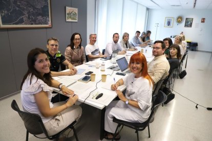 Mallada (primer per l’esquerra), al costat de la tinenta d’alcalde Cristina Morón, ahir a comissaria. - MAGDALENA ALTISENT