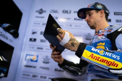 Àlex Márquez, al box de l’equip, amb la protecció que porta a la mà esquerra per la lesió. - GRESINI RACING