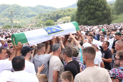 Musulmanes bosnios portan féretros con los restos de víctimas recientemente identificadas del genocidio de Srebrenica. - EFE/EPA/HAZIM ALJOVIC