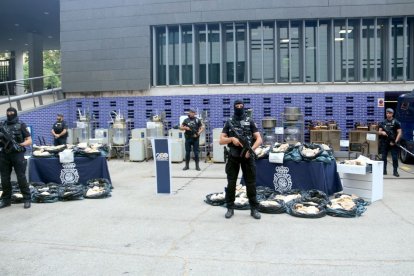 Vista general de parte del laboratorio y del MDMA requisado. - POL SOLÀ/ACN