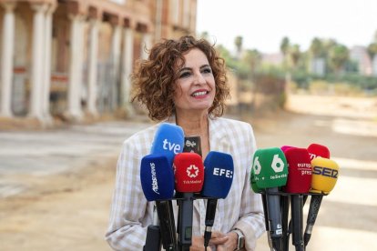 María Jesús Montero en las obras del solar del antiguo cuartel de Artillería ‘Daoiz y Velarde’ en Sevilla. - MARÍA JOSÉ LÓPEZ / EUROPA PRESS