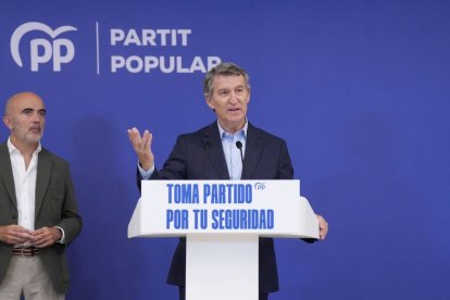 Feijóo insisteix a vincular Sánchez amb la prostitució- El president del PP, Alberto Núñez Feijóo, va acusar ahir de nou el president del Govern central, Pedro Sánchez, de beneficiar-se de negocis de la prostitució del seu sogre. Feijóo va assegurar des de Barcelona que no acceptarà “lliçons de moralitat des de la immoralitat” i va afirmar que la capital catalana “és la ciutat més insegura d’Espanya i la segona d’Europa”, per la qual cosa va prometre una llei contra la multireincidència. - DAVID ZORRAKINO / EUROPA PRESS