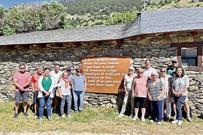 Era inauguracion dera placa en Santuari de Montgarri. - LENGUA VIUA
